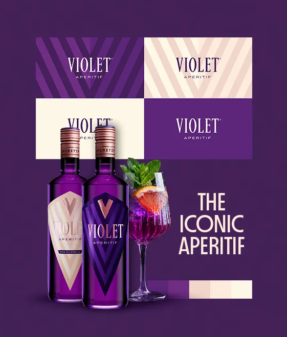 Zwei Flaschen Violet Aperitif mit einem violetten Cocktail, garniert mit Minze und einer Orangenscheibe