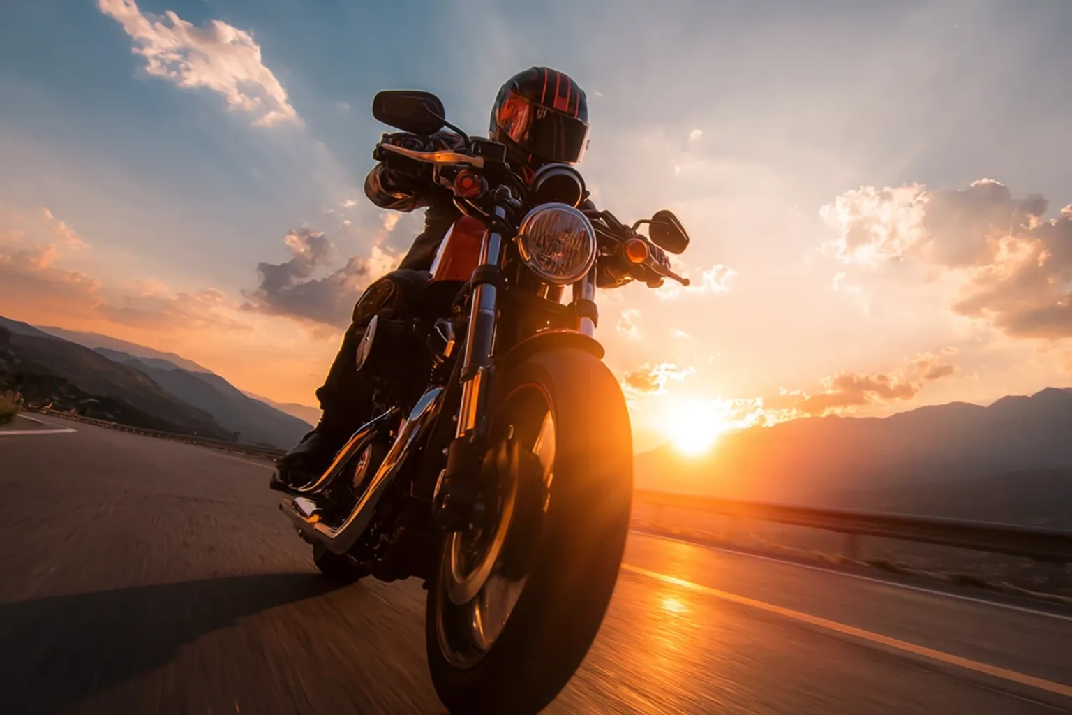 Motorradfahrer fährt bei Sonnenuntergang auf einer Straße, dynamische Pose, orangefarbener Himmel im Hintergrund.