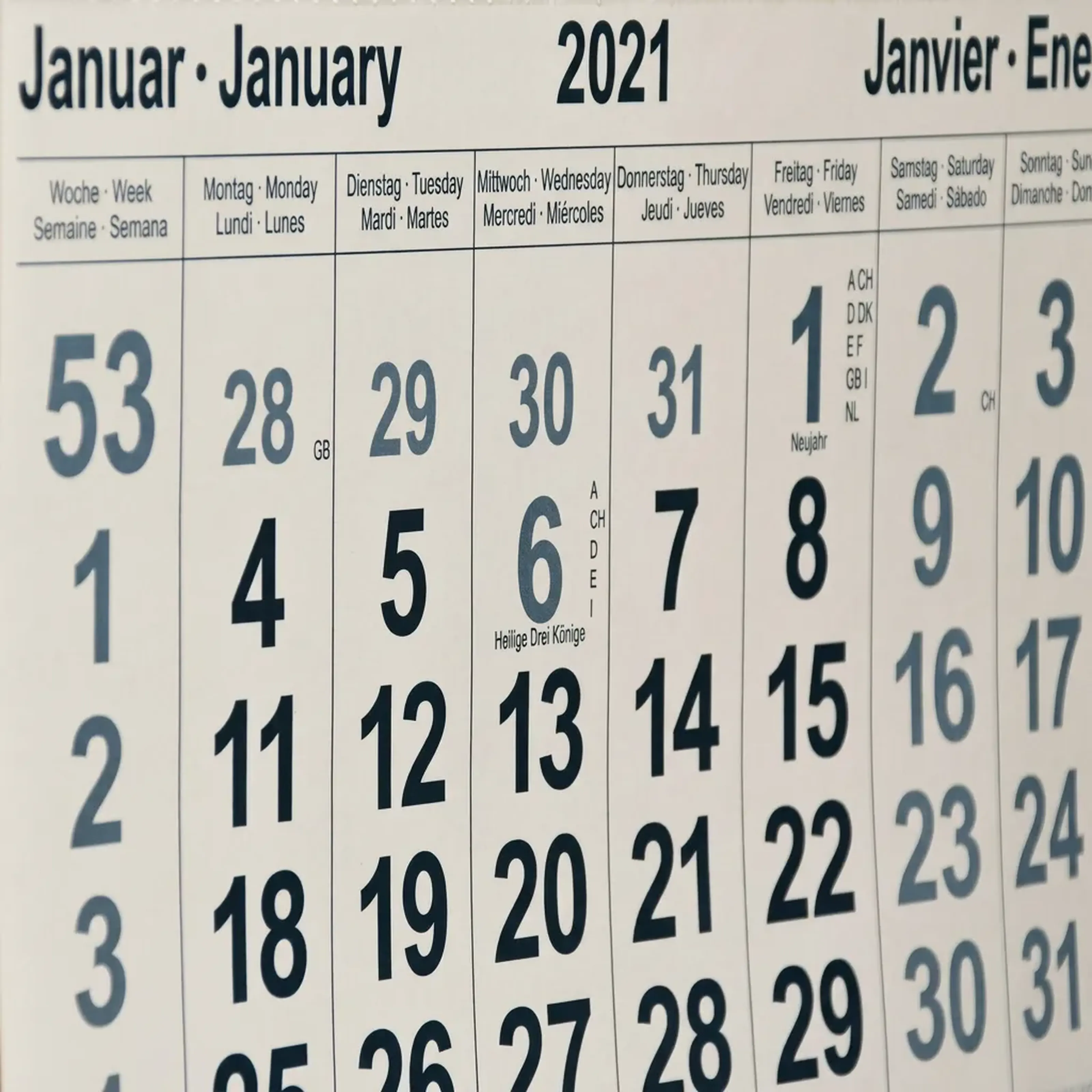 Kalenderblatt für Januar 2021 in mehreren Sprachen mit hervorgehobenem Feiertag "Heilige Drei Könige" am 6. Januar.