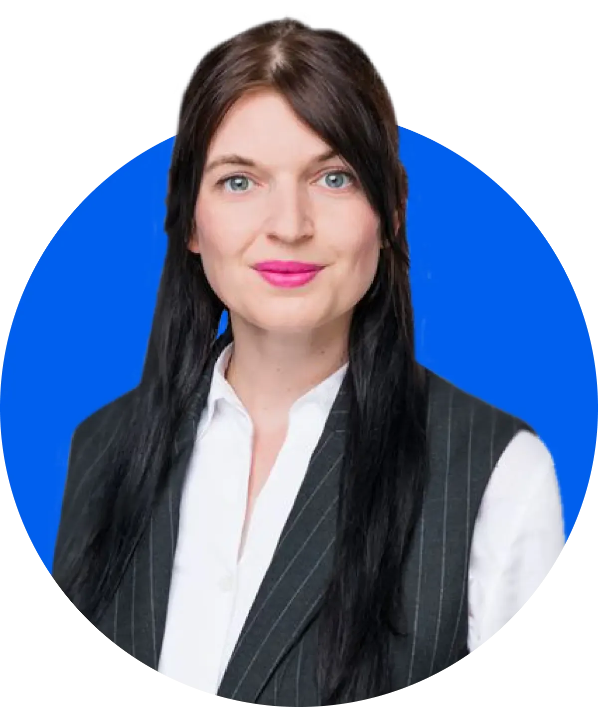 Porträt einer Frau mit langen dunklen Haaren, die ein weißes Hemd und eine Nadelstreifenweste trägt, vor einem blauen, runden Hintergrund.