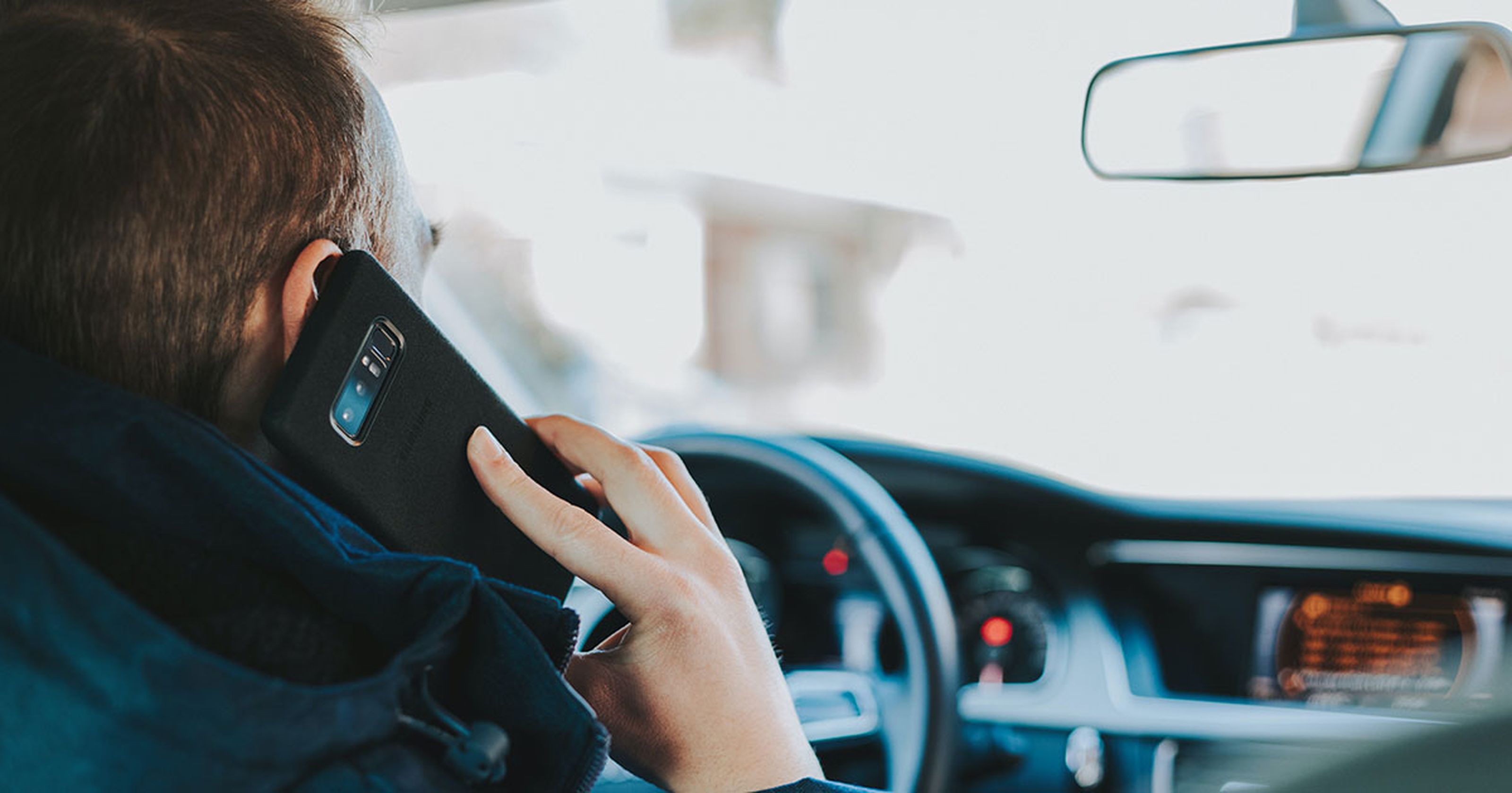 Autofahrer mit Handy am Steuer