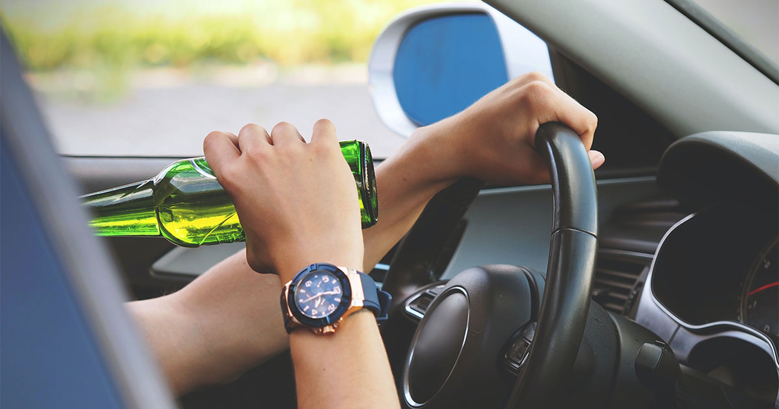 Trunkenheit am Steuer: Autofahrer mit alkoholischem Getränk hinter dem Steuer