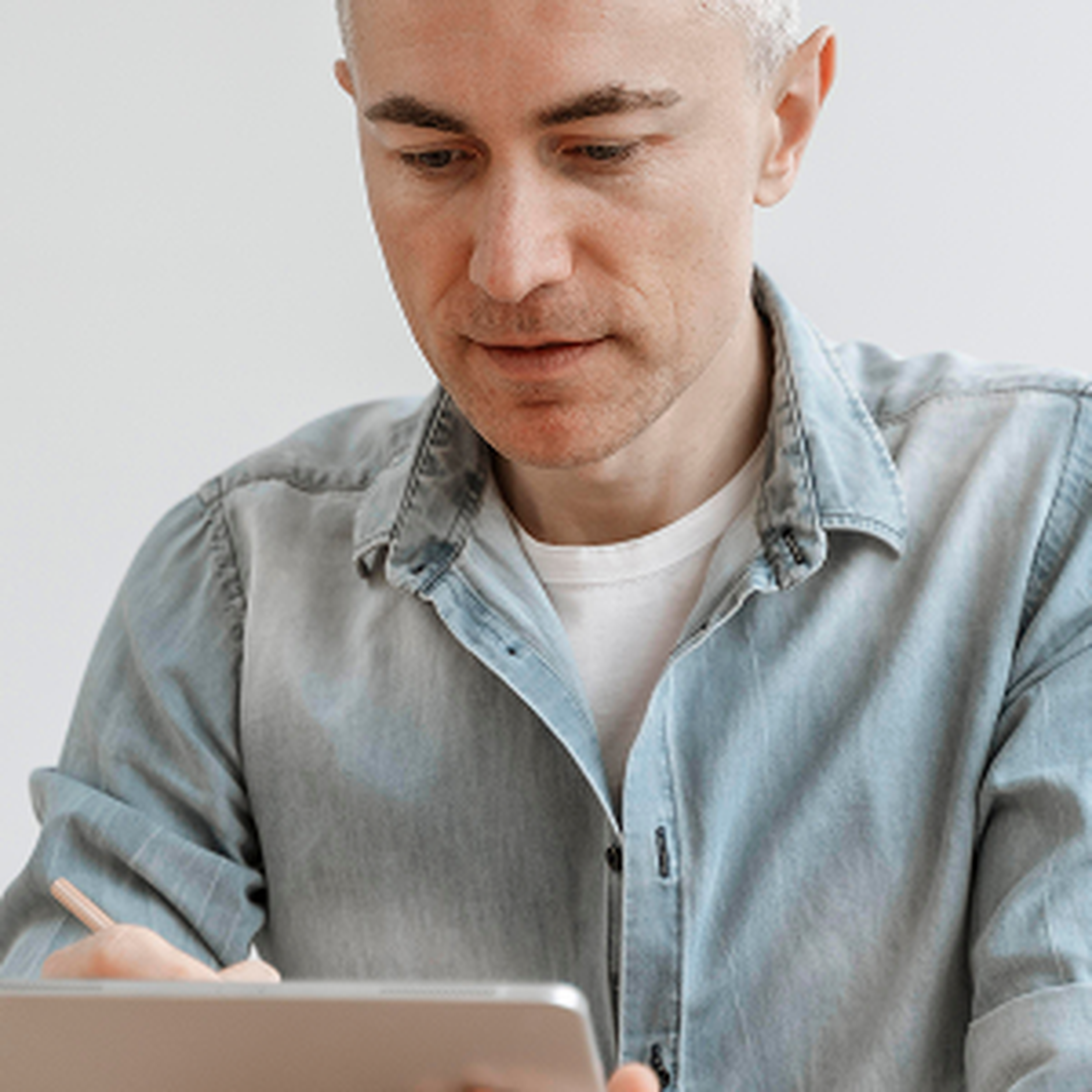 portratmann-der-tablette-arbeitet-2