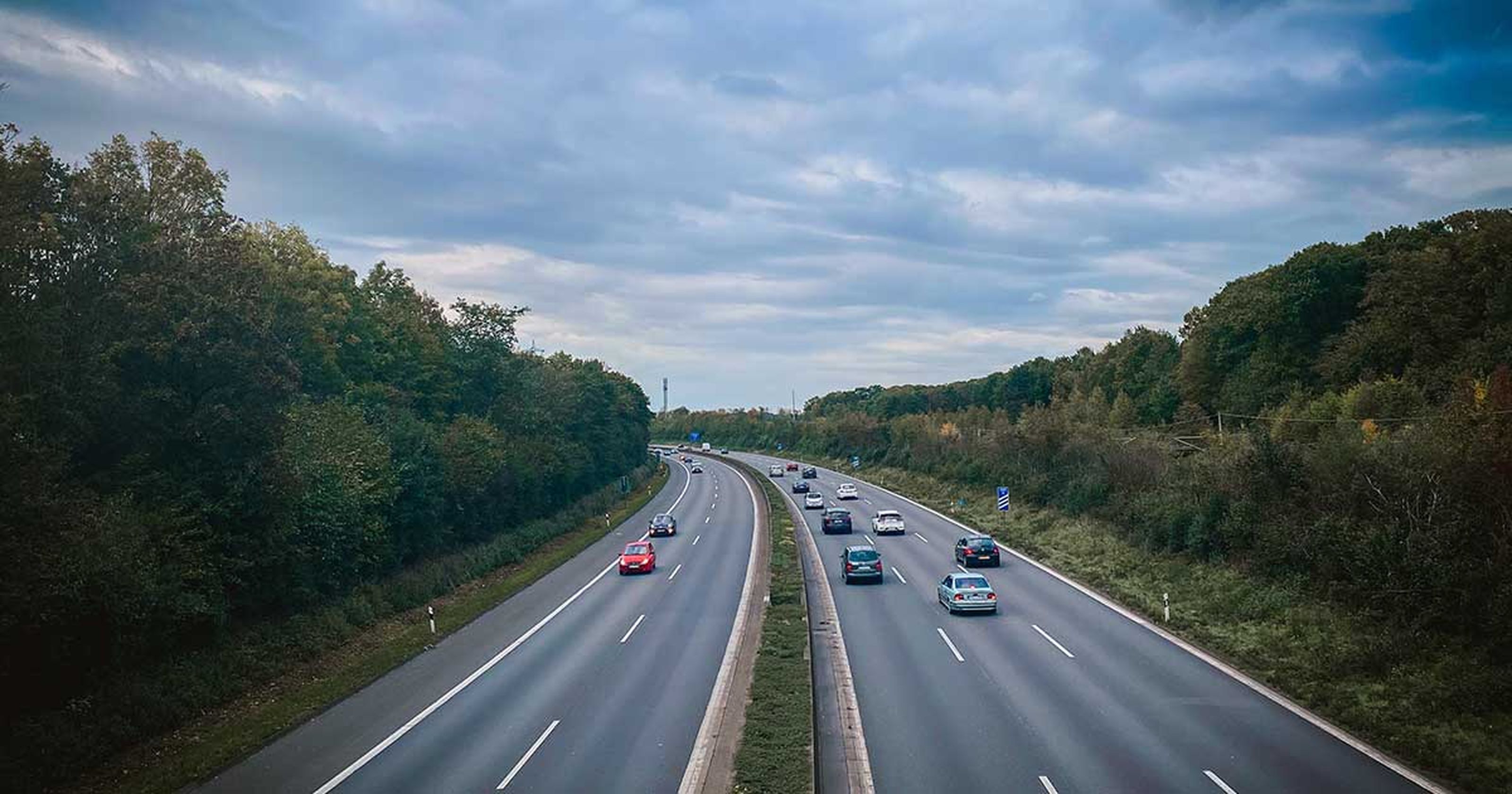 Darstellung einer Bundesstraße in beide Richtungen mit fahrenden Autos.