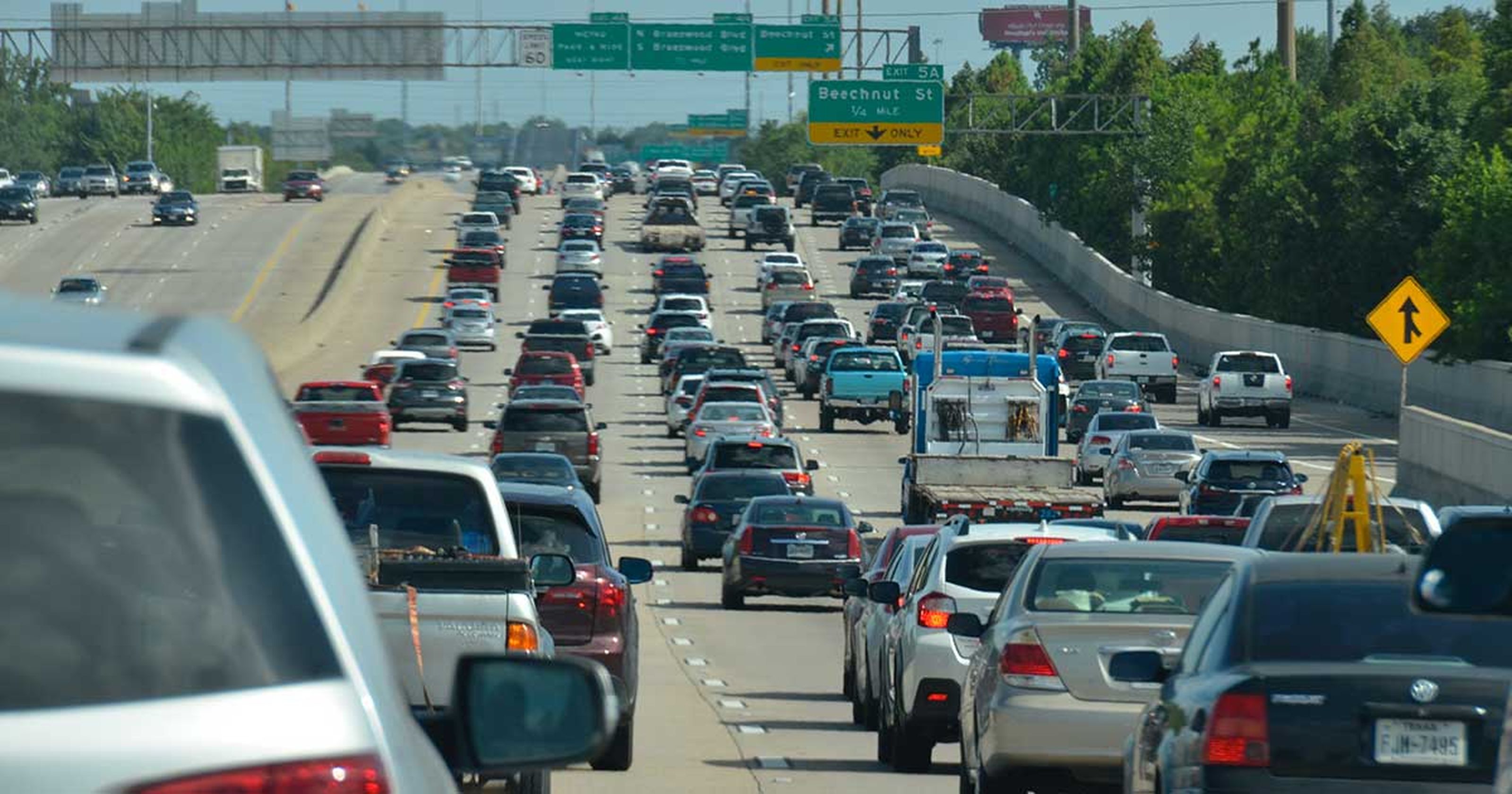 Mehrspurige Autobahnstraße mit unzähligen Fahrzeugen in eine Richtung fahrend. Sonniges Szenario