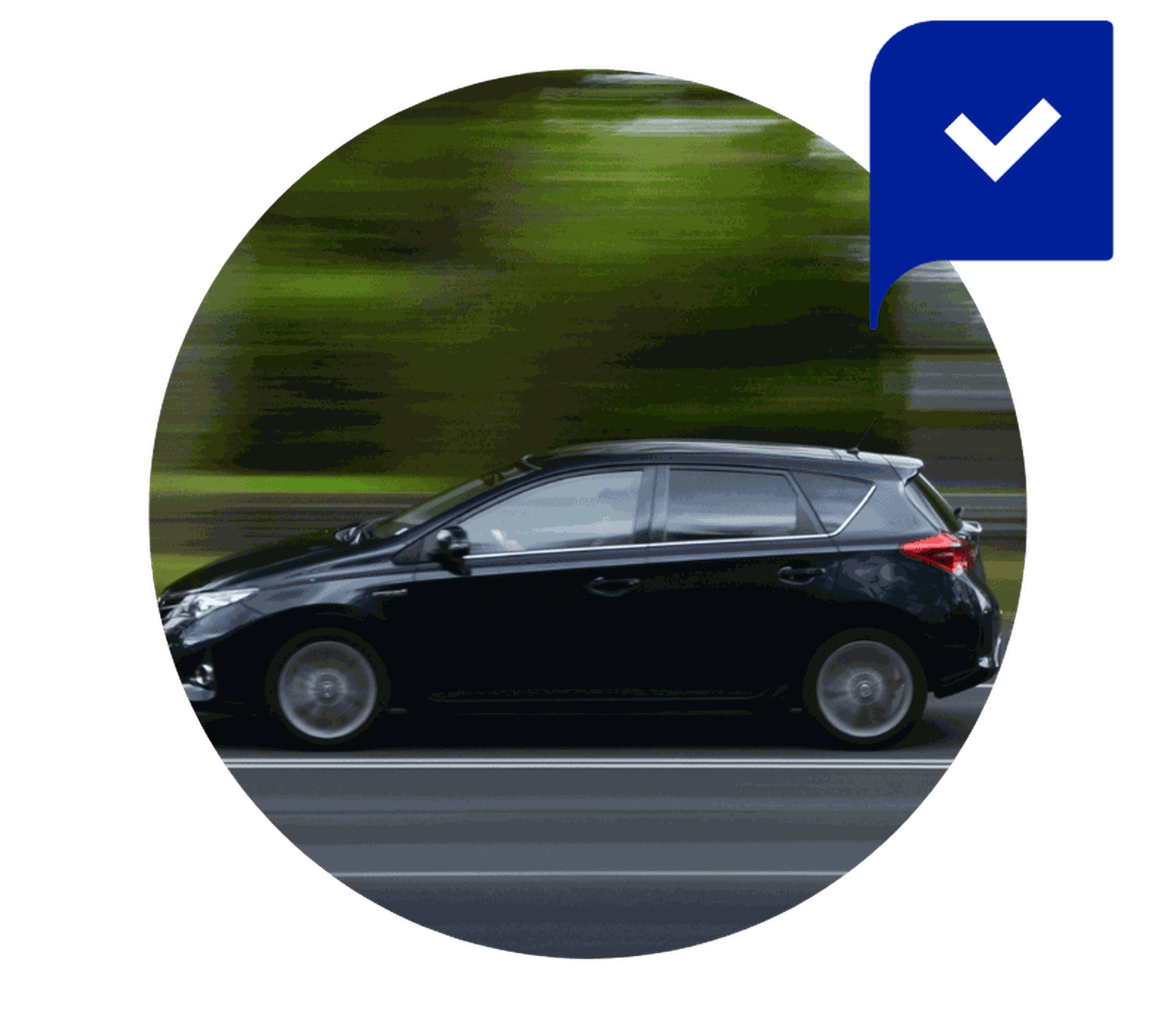 Ein schwarzes Auto fährt auf der Straße mit grüner Landschaft im Hintergrund, blaue Checkmark-Grafik oben rechts.