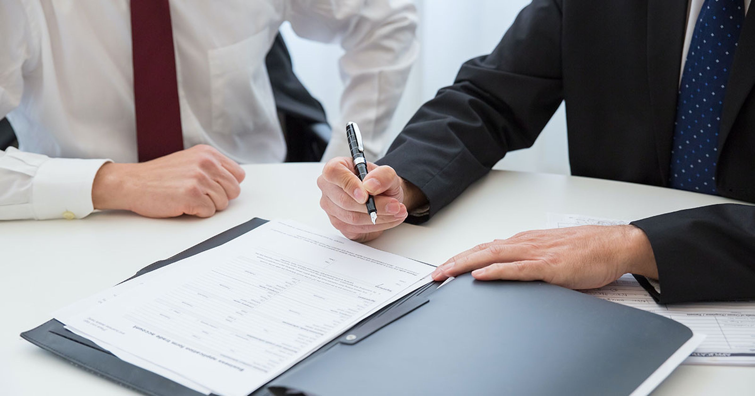 Darstellung eines Anwalts für Verkehrsrecht in seiner Kanzlei mit Kollege