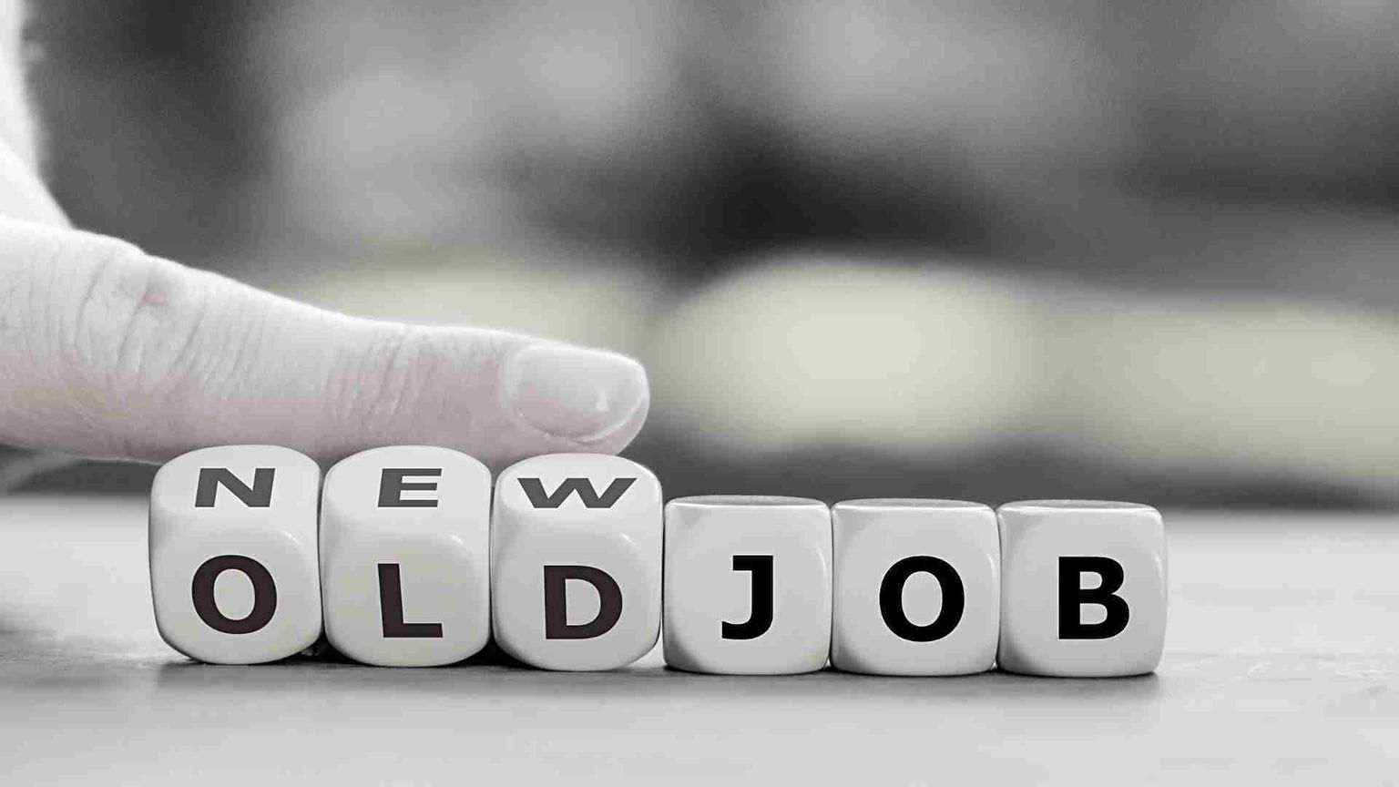 Würfel zeigen den Wechsel von OLD JOB zu NEW JOB, symbolisch für Jobwechsel oder Neuanfang.