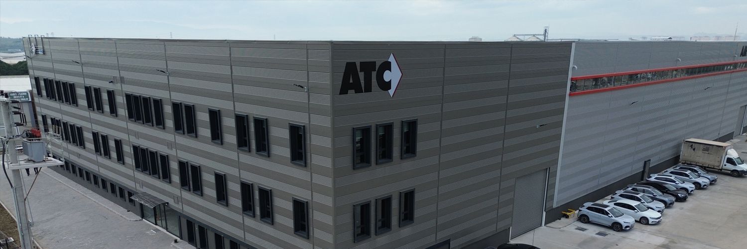 Großes graues Industriegebäude mit dem Schriftzug 'ATC' an der Gebäudeecke.