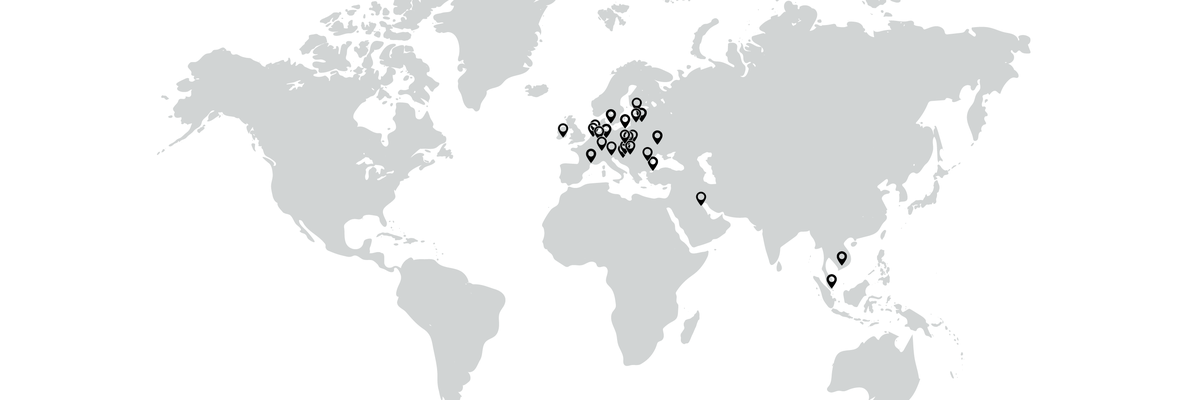 Weltkarte mit Markierungen auf mehreren Standorten in Europa und Asien