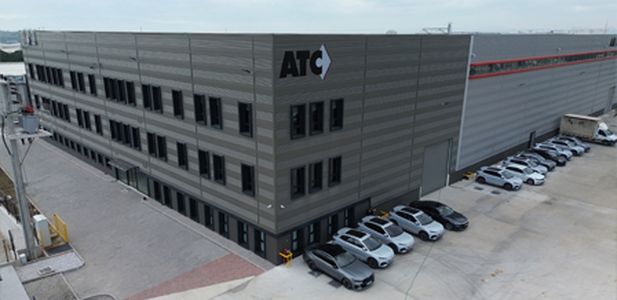 Großes graues Industriegebäude mit dem Schriftzug 'ATC' an der Gebäudeecke.