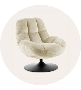 Beige, zachte draaifauteuil met gecapitonneerde kussens en een afgeronde rugleuning op een zwarte voet.
