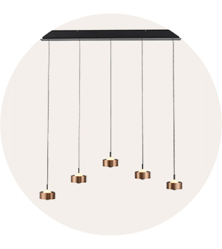 Moderne hanglamp met vijf slanke pendels, kleine ronde koperkleurige lampen en een rechthoekige zwarte plafondplaat.