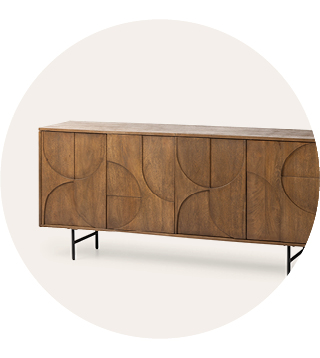 Houten dressoir in mid-century stijl met geometrisch gesneden frontpanelen en slanke zwarte metalen poten tegen een lichte achtergrond.