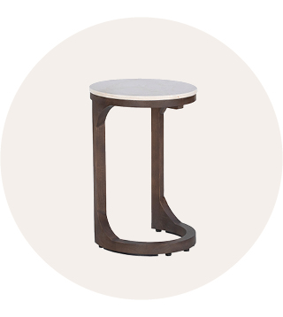 Moderne ronde bijzettafel met een wit blad en een donker, U-vormig houten onderstel tegen een lichte achtergrond.