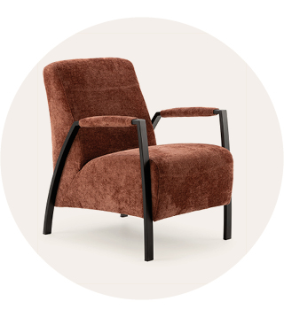 Moderne fauteuil met een zachte bruine bekleding, gebogen zwarte armleuningen en zwarte poten tegen een lichte achtergrond.