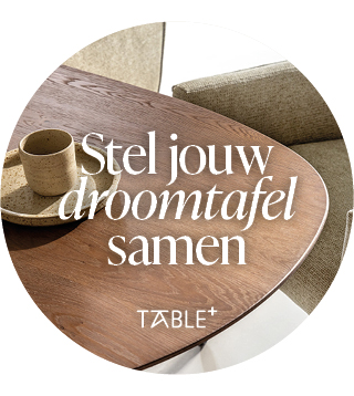 Ronde houten eettafel met beige stoelen, een keramische kop en schotel, en Nederlandse tekst die maatwerk tafeldesign promoot.