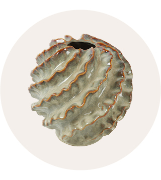 Organisch gevormde keramieken vaas met golvende ribbels en een glanzend grijsgroen glazuur met roestkleurige randen.