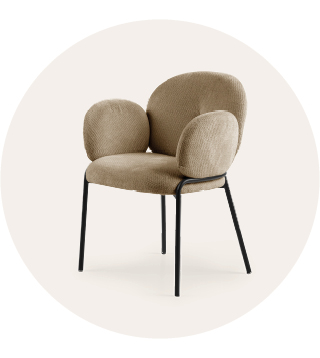 Beige gestoffeerde fauteuil met afgeronde rugleuning en armleuningen op slanke zwarte metalen poten, tegen een egale lichte achtergrond.