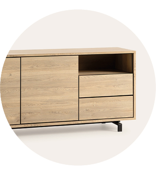 Modern dressoir van licht hout met een kastdeur links, een open vak, twee lades en een zwart metalen onderstel.