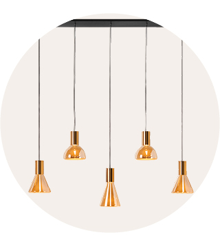 Vijf moderne gouden hanglampen met conische en koepelvormige kappen, opgehangen aan een zwarte plafondbalk.