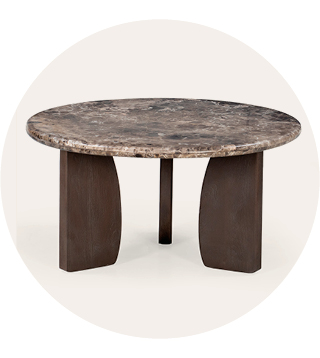 Ronde salontafel met een gemarmerd stenen blad en drie gebogen poten van donker hout tegen een lichte achtergrond.