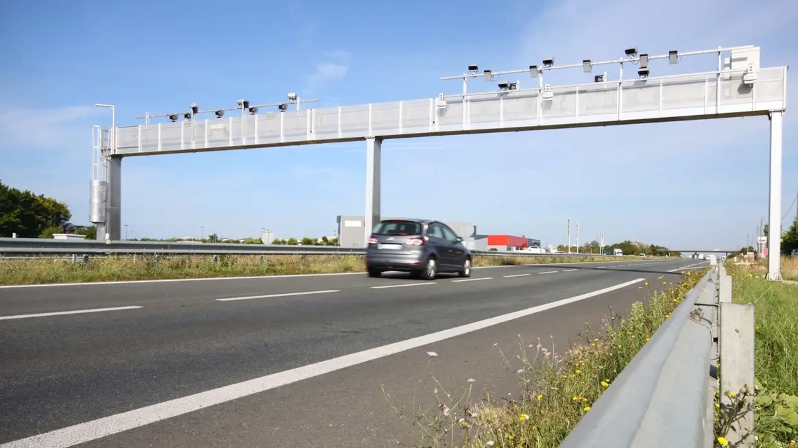 Foto eines grauen Fahrzeugs auf der Autobahn