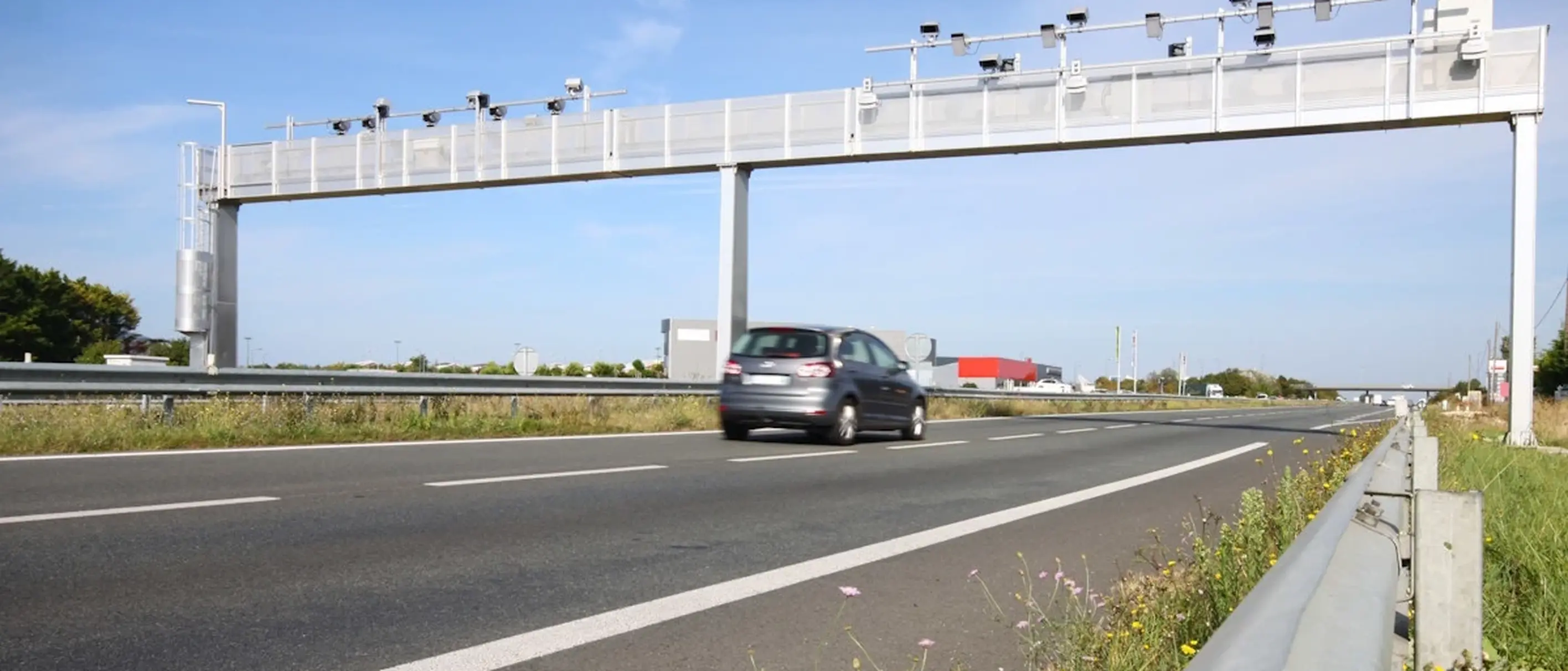 Foto eines grauen Fahrzeugs auf der Autobahn