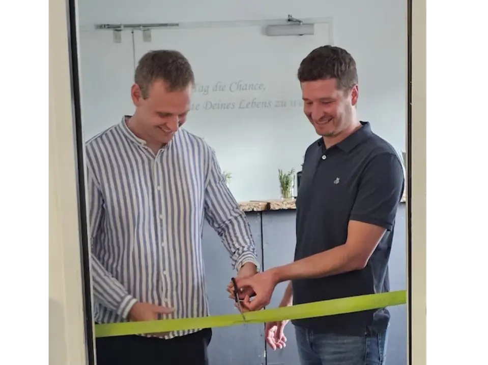 Geschäftsführer der maut1 GmbH beim Durchschneiden des Einweihungsbandes