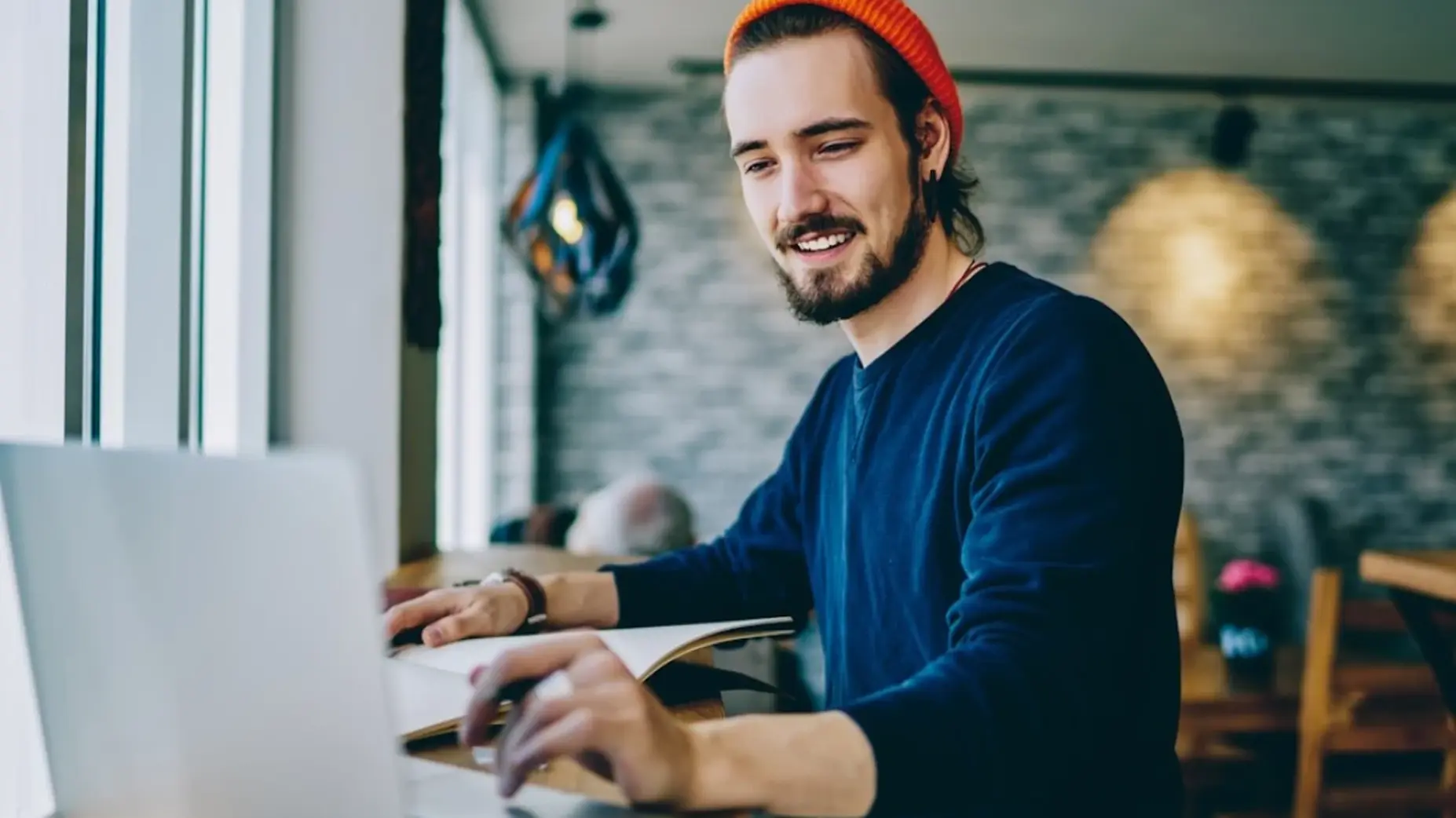 Mann mit Notebook beim Arbeiten