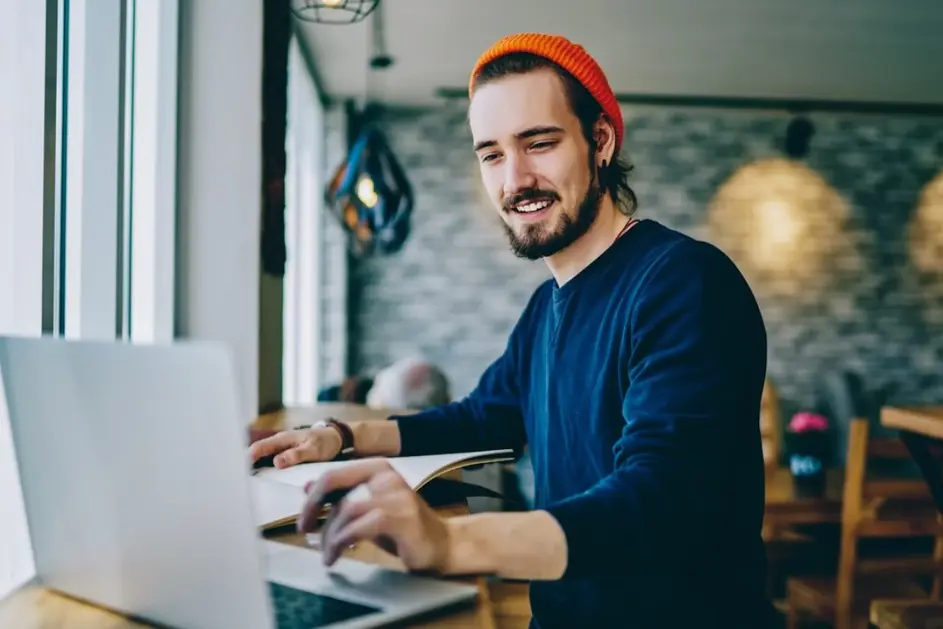 maut1.de Stellenportal - Mann mit Notebook im Café