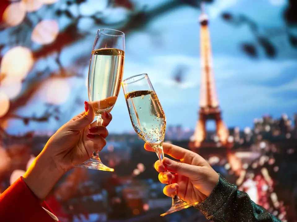 Sektgläser vor Eiffelturm Paris