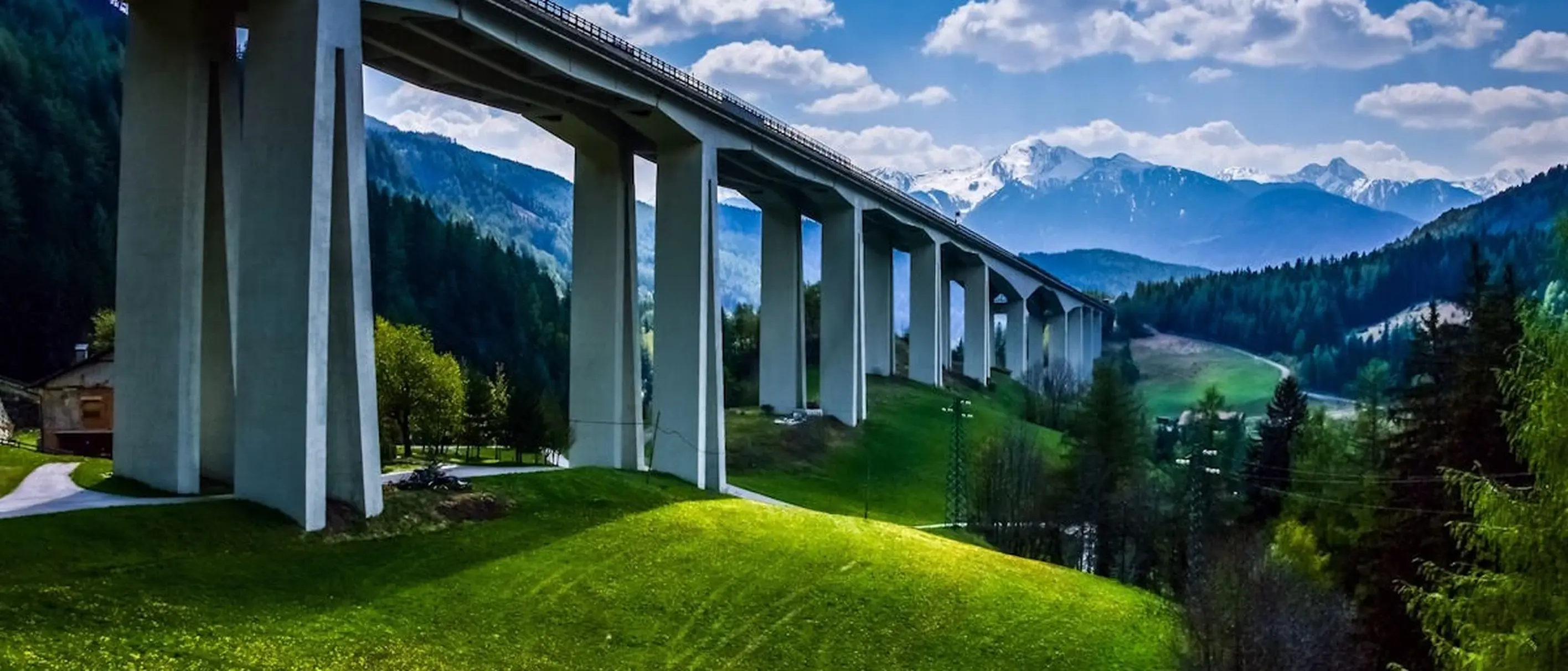 Pfeiler der Brenner Autobahn in Südtirol mit Bergen im Hintergrund