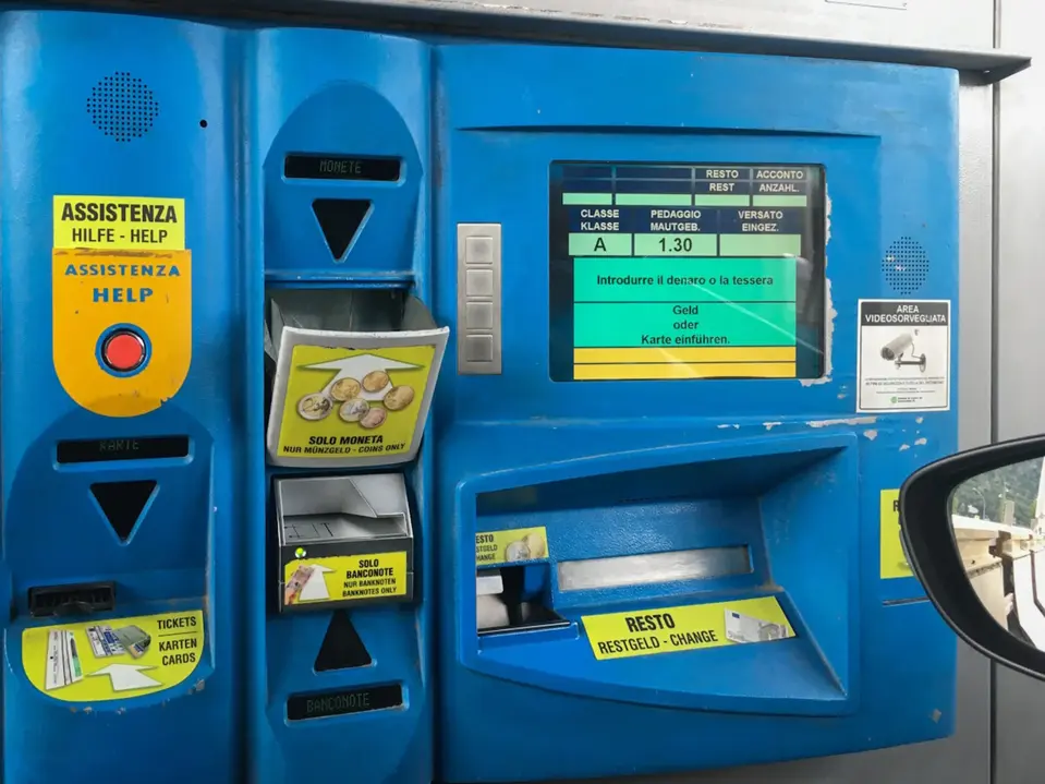 Blauer Zahlterminal in Italien