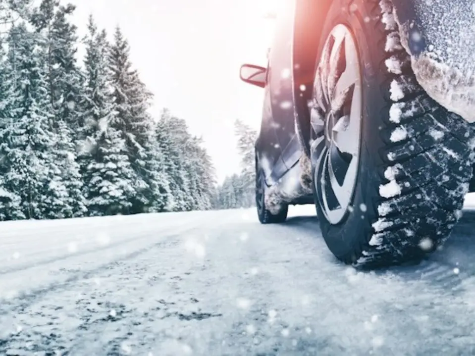 Auto in Winderlandschaft