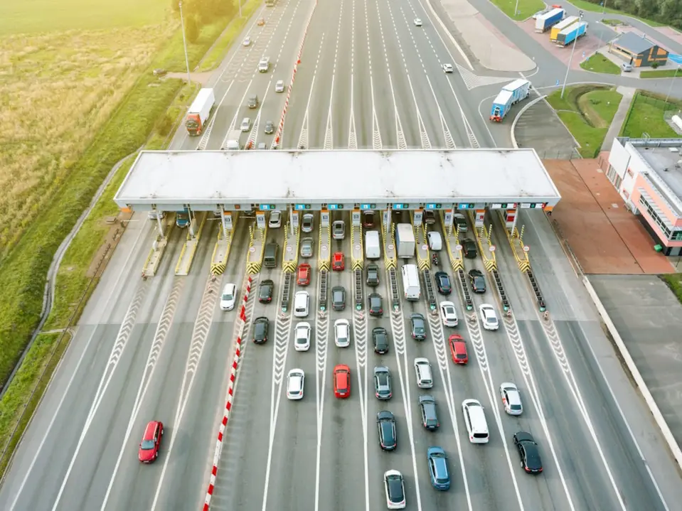 Blick auf eine Mautstation in Frankreich von oben
