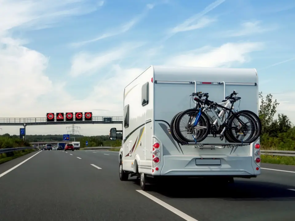 Weißes Wohnmobil auf Autobahnstraße