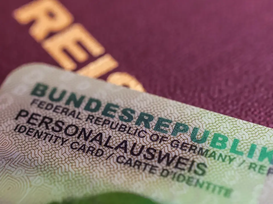 Nahaufnahme von einem Personalausweis und einem Reisepass
