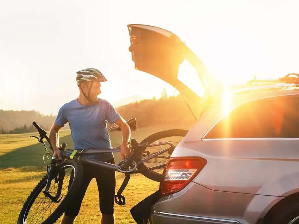 Entladung eines Fahrrads aus einem Autokofferraum