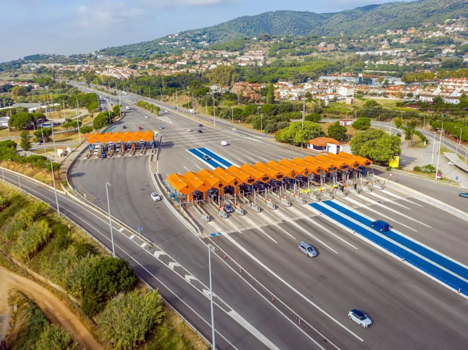 Blick aus der Vogelperspektive auf eine Mautstation in Spanien