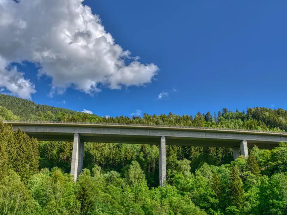 Bild der Tauernautobahn-Brücke über einem Wald
