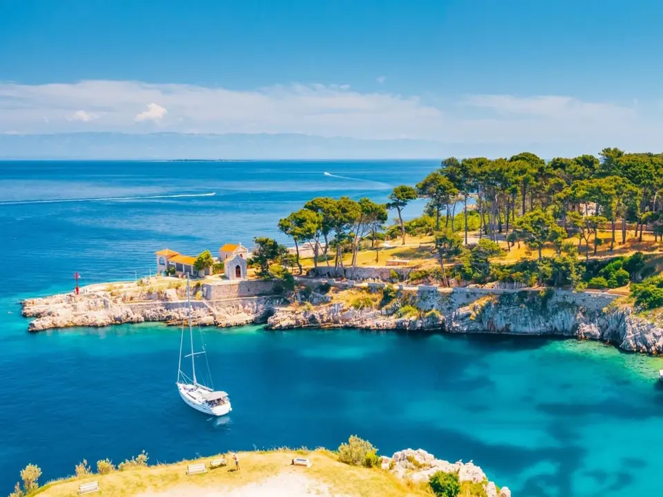 Kroatische Halbinsel mit Segelboot