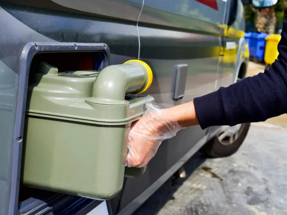 Entleerung des Abwassertanks bei einem Wohnmobil