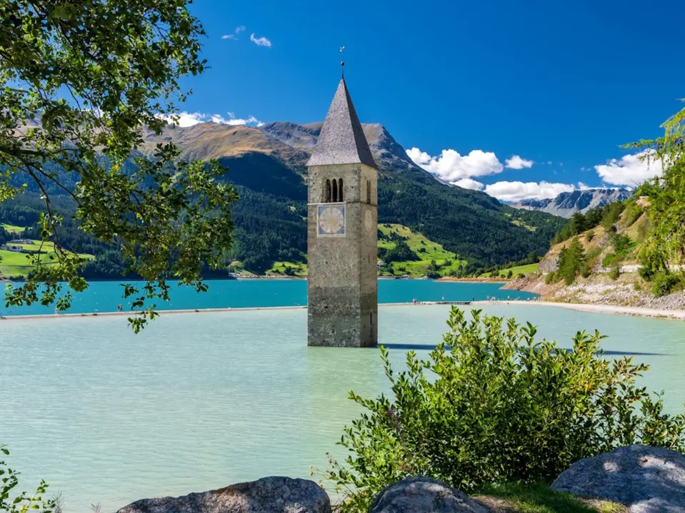 Blick auf Kirchturm am Reschensee im Wasser