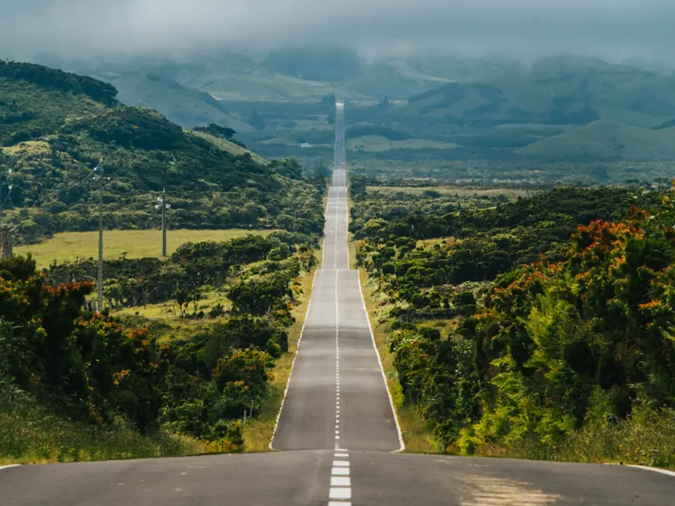 Foto einer Landstraße auf den Azoren