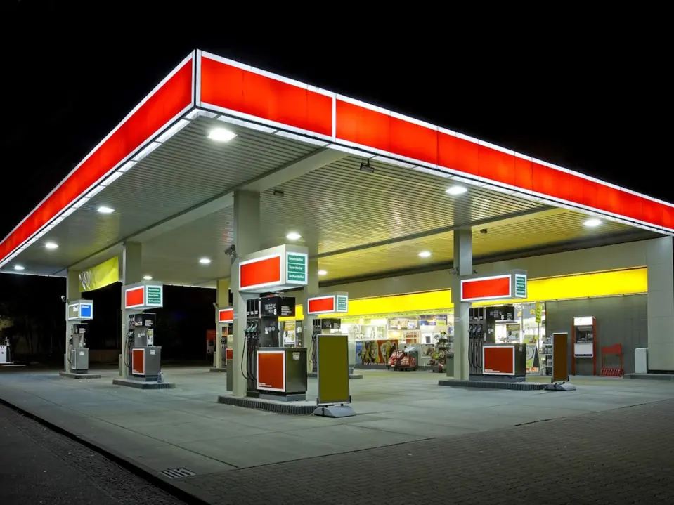 Tankstelle in Italien bei Nacht