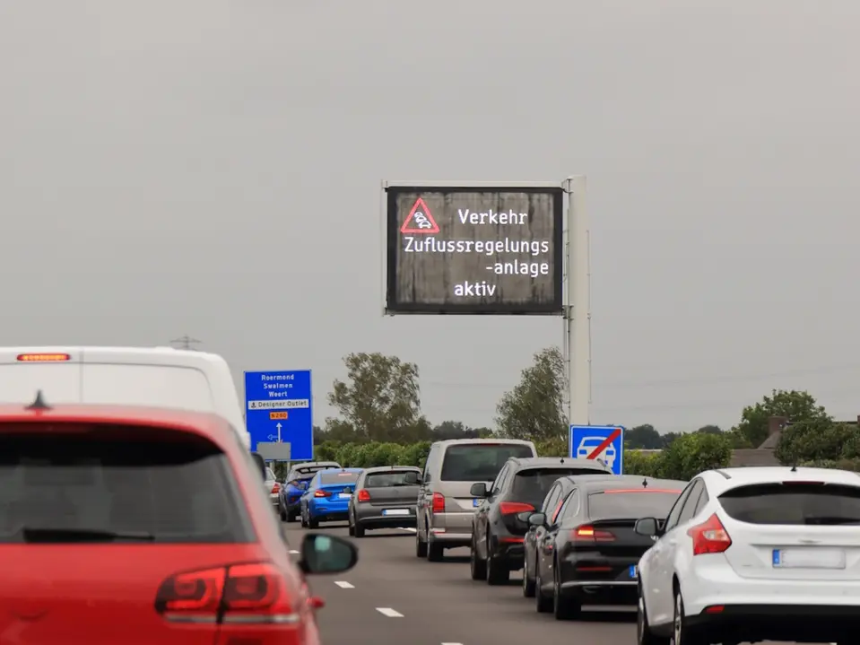 Stau auf der Autobahn mit Verkehrsfluss-Regelung