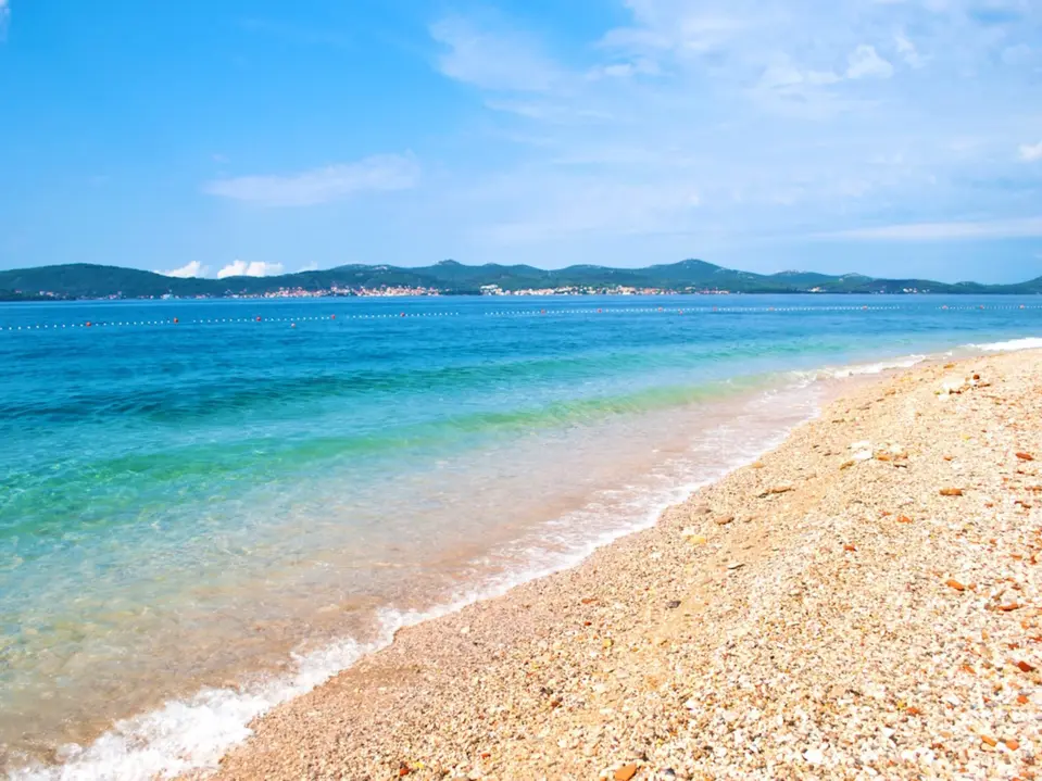 Foto vom Strand in Kroatien mit Meer im Hintergrund