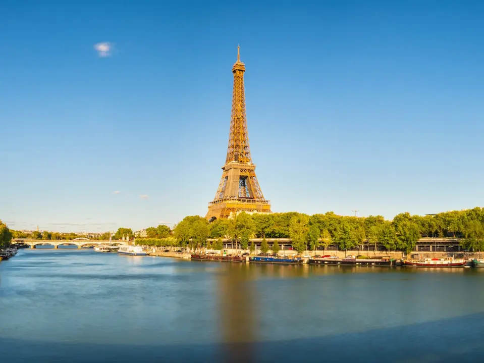 Bild des Eiffelturm in Paris neben dem Fluss