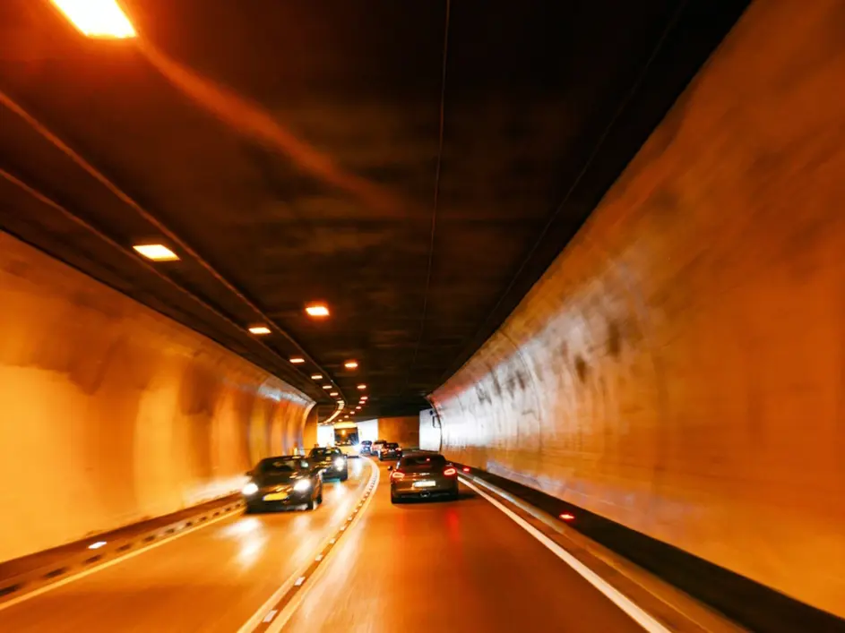Innenbild eines zweispurigen Straßentunnels